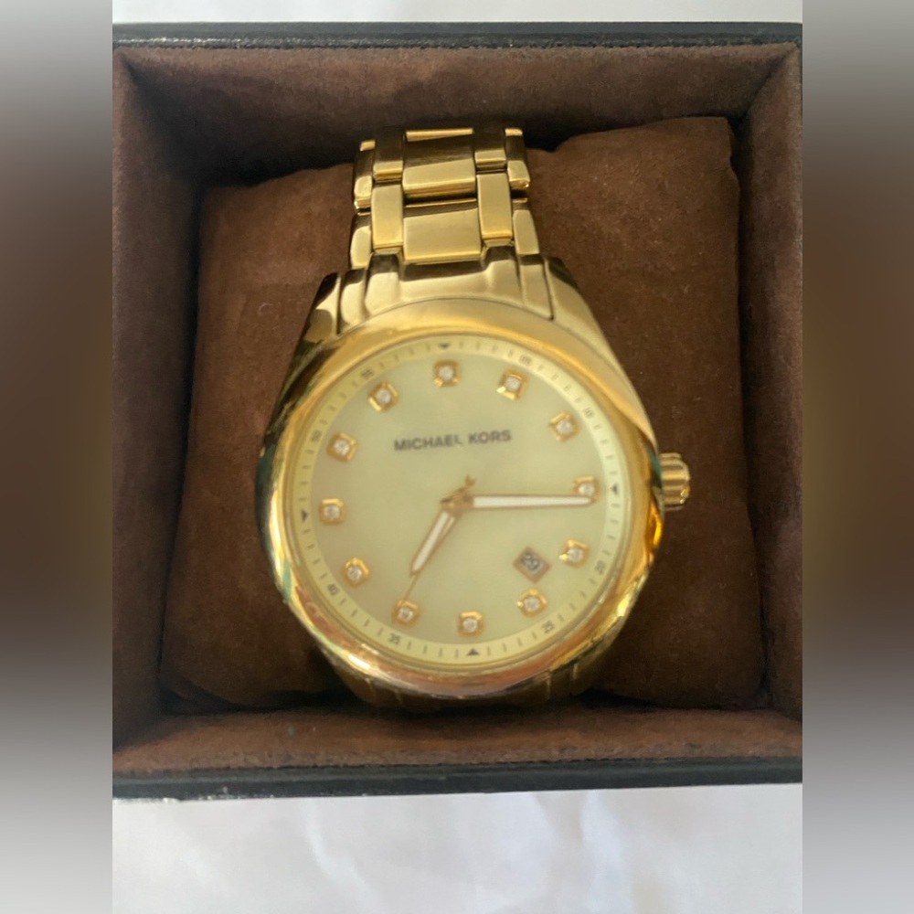 Michael Kors Gold and Cream Women's Watch New battery-in working condition - Picture 2 of 5